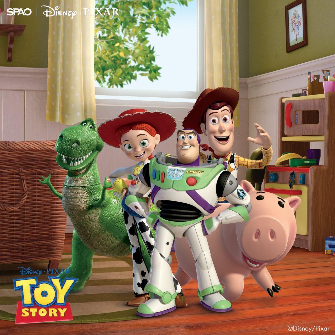 ภาพสินค้าคอลเลคชัน Toy Story ของ SPAO ที่มีตัวละคร Buzz Lightyear และ Rex บนฉากหลังของห้องด้วยการตกแต่งที่เต็มไปด้วยของเล่น